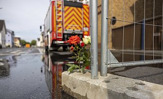 Blumen stehen an dem Absperrgitter in der Straße in Sankt Augustin, wo am Sonntag ein Motorradgeschäft brannte. Dabei starben zwei Feuerwehrleute. Die Anteilnahme bei der Feuerwehr im Kreis Höxter ist groß. - Thomas Banneyer Blumen stehen an dem Absperrgitter in der Straße in Sankt Augustin, wo am Sonntag ein Motorradgeschäft brannte. Dabei starben zwei Feuerwehrleute. Die Anteilnahme bei der Feuerwehr im Kreis Höxter ist groß. - Thomas Banneyer
