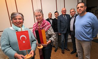 Für eine offizielle Partnerschaft zwischen Paderborn und dem Istanbuler Stadtteil Beylikdüzü sprechen sich aus: (v.l.) Annette Reissmeier und Sigrid Tenge-Erb (v.l., Deutsch-Türkische Gesellschaft, DTG) sowie Hüseyin Tosun (Alevitische Gemeinde), Ümüt Yurdaer (Ditib-Fatih-Moschee), DTG-Vorsitzender Wolfgang Weigel und sein Stellvertreter Recep Alpan und Murat Isenc (Türk Gücü Fußball-Club). - Rajkumar Mukherjee Für eine offizielle Partnerschaft zwischen Paderborn und dem Istanbuler Stadtteil Beylikdüzü sprechen sich aus: (v.l.) Annette Reissmeier und Sigrid Tenge-Erb (v.l., Deutsch-Türkische Gesellschaft, DTG) sowie Hüseyin Tosun (Alevitische Gemeinde), Ümüt Yurdaer (Ditib-Fatih-Moschee), DTG-Vorsitzender Wolfgang Weigel und sein Stellvertreter Recep Alpan und Murat Isenc (Türk Gücü Fußball-Club). - Rajkumar Mukherjee