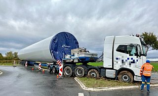 Ein Schwertransporter hat sich im Kreisverkehr zwischen Benhausen und Bad Lippringe festgefahren. - Ralph Meyer Ein Schwertransporter hat sich im Kreisverkehr zwischen Benhausen und Bad Lippringe festgefahren. - Ralph Meyer