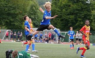 Im Spiel des U-14-Nachwuchscups überspringt Arminias Ole Makuc den Paderborner Torhüter fair. Im Hintergrund ärgert sich der Bielefelder Torschütze Erkan Ünal über die verpasste Chance beim 1:1 im OWL-Derby. - Peter Unger Im Spiel des U-14-Nachwuchscups überspringt Arminias Ole Makuc den Paderborner Torhüter fair. Im Hintergrund ärgert sich der Bielefelder Torschütze Erkan Ünal über die verpasste Chance beim 1:1 im OWL-Derby. - Peter Unger