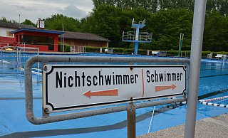 Ob Schwimmer oder Nichtschwimmer - Sicherheit steht für Badegäste im Löhner Freibad an oberster Stelle. Zu Spitzenzeiten braucht es dafür Rettungsschwimmer. Und die sind mittlerweile Mangelware - Christina Nahrwold Ob Schwimmer oder Nichtschwimmer - Sicherheit steht für Badegäste im Löhner Freibad an oberster Stelle. Zu Spitzenzeiten braucht es dafür Rettungsschwimmer. Und die sind mittlerweile Mangelware - Christina Nahrwold