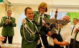 Auf den Schultern des Rottmeisters Lars Herdick und Benedikt Prohn nahm Ursula Grewe den Vogel entgegen. - Schützen Bökendorf Auf den Schultern des Rottmeisters Lars Herdick und Benedikt Prohn nahm Ursula Grewe den Vogel entgegen. - Schützen Bökendorf
