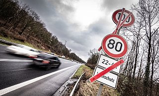 Der Verkehrsclub Deutschland beklagt, dass der Landesbetrieb Straßen NRW die Umsetzung von Tempo 80 tags und 60 km/h nachts blockiert und mit Schildern wie diesen sogar suggeriere, es gäbe auf dem Bielefelder OWD ein Zurück zu Tempo 100. - Mike-Dennis Müller / www.mdm.photo Der Verkehrsclub Deutschland beklagt, dass der Landesbetrieb Straßen NRW die Umsetzung von Tempo 80 tags und 60 km/h nachts blockiert und mit Schildern wie diesen sogar suggeriere, es gäbe auf dem Bielefelder OWD ein Zurück zu Tempo 100. - Mike-Dennis Müller / www.mdm.photo