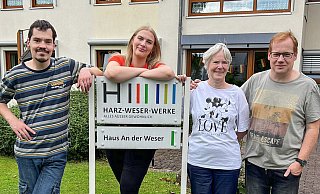 HAWK-Absolventin Antonia Siebert (2. v. l.) zeigt sich zusammen mit Patrick Schatz, Brigitte Johannes und Andreas Wasilke (alle Bewohnerinnen und Bewohner vom Haus an der Weser). - HAWK HAWK-Absolventin Antonia Siebert (2. v. l.) zeigt sich zusammen mit Patrick Schatz, Brigitte Johannes und Andreas Wasilke (alle Bewohnerinnen und Bewohner vom Haus an der Weser). - HAWK