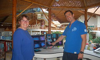 Im Aufsichtsraum über dem Erlebnisbad überwachen Massimo Castellano (r.) und seine Kollegen auch mithilfe mehrerer Kameras die Schwimmbecken. Dies war eine der Stationen, die Bäder-Leiterin Heidi Wagner den NW-Lesern vorstellte. - Ingrun Waschneck Im Aufsichtsraum über dem Erlebnisbad überwachen Massimo Castellano (r.) und seine Kollegen auch mithilfe mehrerer Kameras die Schwimmbecken. Dies war eine der Stationen, die Bäder-Leiterin Heidi Wagner den NW-Lesern vorstellte. - Ingrun Waschneck