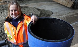 Susanne Brants neben einem der stattlichen Rohre der Hauptwasserleitung mit 40 Zentimetern Durchmesser, die vor zwei Jahren in der Steinstraße verlegt wurden. - Jörg Stuke Susanne Brants neben einem der stattlichen Rohre der Hauptwasserleitung mit 40 Zentimetern Durchmesser, die vor zwei Jahren in der Steinstraße verlegt wurden. - Jörg Stuke