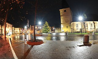 Der Platz an der St.-Johannis-Kirche in Rahden ist das Zentrum der Stadt. Während der Ausgangssperre um Weihnachten leuchtete der Weihnachtsbaum einsam und verlassen auf dem Kirchplatz. - Joern Spreen-Ledebur Der Platz an der St.-Johannis-Kirche in Rahden ist das Zentrum der Stadt. Während der Ausgangssperre um Weihnachten leuchtete der Weihnachtsbaum einsam und verlassen auf dem Kirchplatz. - Joern Spreen-Ledebur
