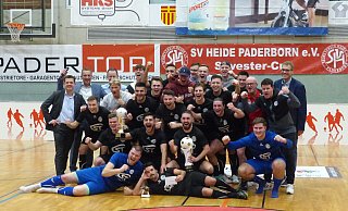 Die Fußballer des Bezirksligisten Hövelhofer SV feiern im Sportzentrum Maspernplatz ihren Sieg beim 33. Silvester-Cup. - Jochem Schulze Die Fußballer des Bezirksligisten Hövelhofer SV feiern im Sportzentrum Maspernplatz ihren Sieg beim 33. Silvester-Cup. - Jochem Schulze