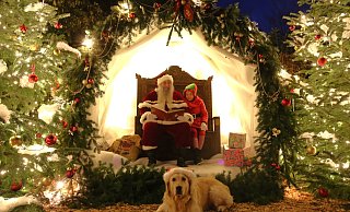 Vor dieser Bühne endet für die Kinder die Reise durch den Weihnachtszauberwald mit einem Besuch beim Weihnachtsmann. Anschließend finden sie im Lebkuchenhaus ihre Geschenke. - Ilka Gülker Vor dieser Bühne endet für die Kinder die Reise durch den Weihnachtszauberwald mit einem Besuch beim Weihnachtsmann. Anschließend finden sie im Lebkuchenhaus ihre Geschenke. - Ilka Gülker