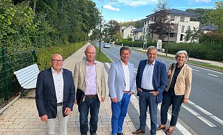 Stand der Arbeiten im September 2023: Landrat Michael Stickeln (Mitte), Bad Driburgs Bürgermeister Burkhard Deppe (r.), Detlef Gehle (2. v. r., 2. stellvertretender Bürgermeister), Heike Lockstedt-Macke (Leiterin der Abteilung Straßen des Kreises Höxter) und Hubertus Breker (Abteilung Straßen des Kreises Höxter) an der Brunnenstraße. - Kreis Höxter Stand der Arbeiten im September 2023: Landrat Michael Stickeln (Mitte), Bad Driburgs Bürgermeister Burkhard Deppe (r.), Detlef Gehle (2. v. r., 2. stellvertretender Bürgermeister), Heike Lockstedt-Macke (Leiterin der Abteilung Straßen des Kreises Höxter) und Hubertus Breker (Abteilung Straßen des Kreises Höxter) an der Brunnenstraße. - Kreis Höxter