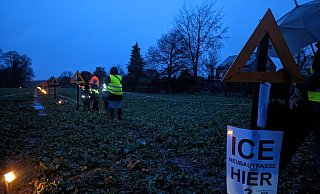 Bürgerprotest in Elverdissen: Gegner der Trasse haben die Strecke auf einem Rapsfeld gekennzeichnet. - Susanne Blersch Bürgerprotest in Elverdissen: Gegner der Trasse haben die Strecke auf einem Rapsfeld gekennzeichnet. - Susanne Blersch