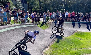 Ein solcher Pumptrack soll in den kommenden Monaten im Siel entstehen - vielleicht locken die Sportler dann genauso viele Zuschauer an. - Robert Becker Ein solcher Pumptrack soll in den kommenden Monaten im Siel entstehen - vielleicht locken die Sportler dann genauso viele Zuschauer an. - Robert Becker