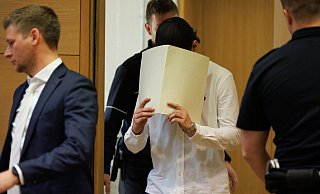 Der 24-jährige Angeklagte (weißes Hemd) kommt mit seinem Verteidiger Björn Freitag (l.) in den Gerichtssaal. - Friso Gentsch Der 24-jährige Angeklagte (weißes Hemd) kommt mit seinem Verteidiger Björn Freitag (l.) in den Gerichtssaal. - Friso Gentsch
