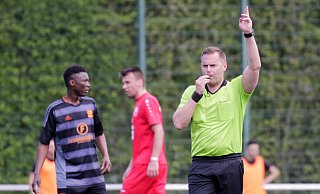 Philip Dräger ist sich nie zu schade, auch in der Kreisliga zu pfeifen, wie hier bei der Partie Aramäer Gütersloh – Gütersloher TV. - Henrik Martinschledde Philip Dräger ist sich nie zu schade, auch in der Kreisliga zu pfeifen, wie hier bei der Partie Aramäer Gütersloh – Gütersloher TV. - Henrik Martinschledde