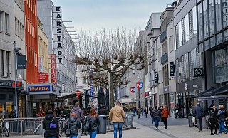Wie es mit der City-Entwicklung weitergeht, wird auch von der Zukunft des Karstadt-Hauses an der Bahnhofstraße abhängen. - Andreas Zobe Wie es mit der City-Entwicklung weitergeht, wird auch von der Zukunft des Karstadt-Hauses an der Bahnhofstraße abhängen. - Andreas Zobe