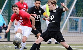 Fußball-Landesliga: FC Bad Oeynhausen - Hövelhofer SV 2:2. FCO-Stürmer Robin Reimer (rechts) kommt hier einen Schritt zu spät gegen Philipp Klaus. - Egon Bieber Fußball-Landesliga: FC Bad Oeynhausen - Hövelhofer SV 2:2. FCO-Stürmer Robin Reimer (rechts) kommt hier einen Schritt zu spät gegen Philipp Klaus. - Egon Bieber