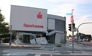 Die Beamten in Gütersloh warten aktuell auf die Kriminaltechnische Untersuchung (KTU) aus Bielefeld; danach muss die Verler Straße aufwendig gesäubert werden. - Thorsten Heß Die Beamten in Gütersloh warten aktuell auf die Kriminaltechnische Untersuchung (KTU) aus Bielefeld; danach muss die Verler Straße aufwendig gesäubert werden. - Thorsten Heß