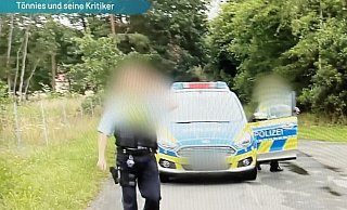 Ein Beamter der Kreispolizeibehörde Gütersloh soll dabei unverhältnismäßig hart gegen ein Kamerateam vorgegangen sein. - Screenshot/Sat.1 Ein Beamter der Kreispolizeibehörde Gütersloh soll dabei unverhältnismäßig hart gegen ein Kamerateam vorgegangen sein. - Screenshot/Sat.1