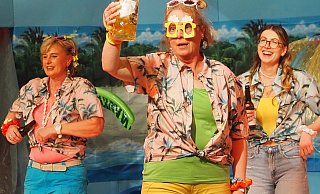 Drink doch ene mit, lud das FKK-Trio die närrischen Damen ein. - Josef Köhne Drink doch ene mit, lud das FKK-Trio die närrischen Damen ein. - Josef Köhne