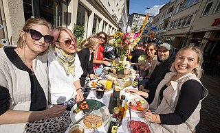 Wurst, Käse und Eier, Dips, frische Tomaten, Kaffee, O-Saft, Sekt & Co. verlocken am Sonntag beim Kaffeeklatsch. Und das ist längst nicht alles. - Oliver Krato Wurst, Käse und Eier, Dips, frische Tomaten, Kaffee, O-Saft, Sekt & Co. verlocken am Sonntag beim Kaffeeklatsch. Und das ist längst nicht alles. - Oliver Krato