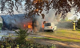 An der Ostwestfalenstraße bei Hohenwepel brannte am Montagabend ein Carport komplett aus. - Feuerwehr Warburg An der Ostwestfalenstraße bei Hohenwepel brannte am Montagabend ein Carport komplett aus. - Feuerwehr Warburg
