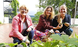 Karin Remmert (Werbegemeinschaft; v. l.), Ute Aland (TH OWL) und Katharina Vötter (Werbegemeinschaft) freuen sich auf die Kooperation im Jahr der Landesgartenschau. - Burkhard Battran Karin Remmert (Werbegemeinschaft; v. l.), Ute Aland (TH OWL) und Katharina Vötter (Werbegemeinschaft) freuen sich auf die Kooperation im Jahr der Landesgartenschau. - Burkhard Battran