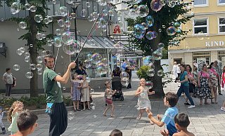 Gleich am ersten Tag sorgte im vergangenen Jahr ein Seifenblasenkünstler für Begeisterung bei der Sommerbühne in der Innenstadt. - Elke Niedringhaus-Haasper Gleich am ersten Tag sorgte im vergangenen Jahr ein Seifenblasenkünstler für Begeisterung bei der Sommerbühne in der Innenstadt. - Elke Niedringhaus-Haasper