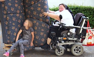 Ihr elektrischer Rollstuhl ermöglichte es Schwester Annette Stuff, am Leben teilzunehmen – wie bei einer Aufräumaktion der Caritas vor vier Jahren. Vergangenes Wochenende wurde ihr Rollstuhl gestohlen. - Detlef Mueller/privat © Alle Rechte vorbehalten Ihr elektrischer Rollstuhl ermöglichte es Schwester Annette Stuff, am Leben teilzunehmen – wie bei einer Aufräumaktion der Caritas vor vier Jahren. Vergangenes Wochenende wurde ihr Rollstuhl gestohlen. - Detlef Mueller/privat © Alle Rechte vorbehalten