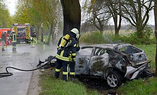 Für die Insassen dieses Toyotas - ein Ehepaar - kam bei einem tödlichen Unfall in Salzkotten im Kreis Paderborn jede Hilfe zu spät. - Ralph Meyer Für die Insassen dieses Toyotas - ein Ehepaar - kam bei einem tödlichen Unfall in Salzkotten im Kreis Paderborn jede Hilfe zu spät. - Ralph Meyer