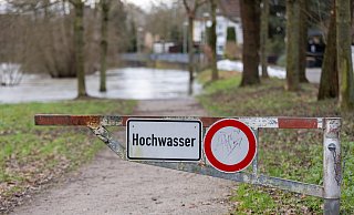 Auch wenn die Pegel sinken, führen die Flüsse weiterhin deutlich mehr Wasser als gewöhnlich. - Niklas Tüns Auch wenn die Pegel sinken, führen die Flüsse weiterhin deutlich mehr Wasser als gewöhnlich. - Niklas Tüns