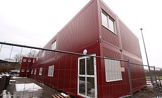 Die neuen Modulklassen sind im dunklen Schwedenrot gehalten. Im Januar sollen hier die ersten Klassen einziehen. - Björn Kenter Die neuen Modulklassen sind im dunklen Schwedenrot gehalten. Im Januar sollen hier die ersten Klassen einziehen. - Björn Kenter