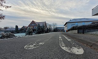 An der Stettiner Straße ist das relativ neue Wohngebiet entstanden. An Tempo 30 halte sich dort kaum jemand, moniert ein Bünder. Er hat per Antrag die Politik dazu gebracht, sich mit den Forderungen nach weiteren Maßnahmen zur Geschwindigkeitsreduzierung zu beschäftigen. - Florian Weyand An der Stettiner Straße ist das relativ neue Wohngebiet entstanden. An Tempo 30 halte sich dort kaum jemand, moniert ein Bünder. Er hat per Antrag die Politik dazu gebracht, sich mit den Forderungen nach weiteren Maßnahmen zur Geschwindigkeitsreduzierung zu beschäftigen. - Florian Weyand