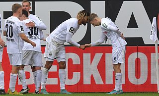 Gestatten, Cyrill Akono – angenehm, Nico Ochojski. Die beiden Torschützen des SC Verl gratulieren sich gegenseitig zu ihren Treffern beim 2:1-Heimerfolg über den FC Ingolstadt 04. - Jens Dünhölter Gestatten, Cyrill Akono – angenehm, Nico Ochojski. Die beiden Torschützen des SC Verl gratulieren sich gegenseitig zu ihren Treffern beim 2:1-Heimerfolg über den FC Ingolstadt 04. - Jens Dünhölter