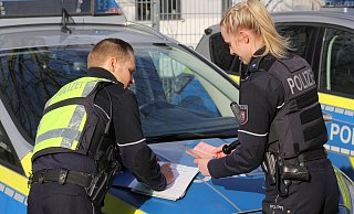 Christoph Selle (40) und Helena Reincke (24) fahren gemeinsam auf Streife in Bad Oeynhausen. - Ulf Hanke Christoph Selle (40) und Helena Reincke (24) fahren gemeinsam auf Streife in Bad Oeynhausen. - Ulf Hanke