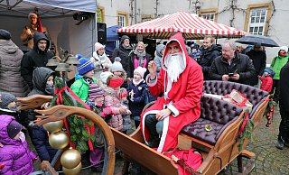 So wie hier vor drei Jahren ist der Nikolaus beim Weihnachtsmarkt auf Gut Bustedt mit dabei. Foto: Frank-Michael Kiel-Steinkamp - Frank-Michael Kiel-Steinkamp So wie hier vor drei Jahren ist der Nikolaus beim Weihnachtsmarkt auf Gut Bustedt mit dabei. Foto: Frank-Michael Kiel-Steinkamp - Frank-Michael Kiel-Steinkamp