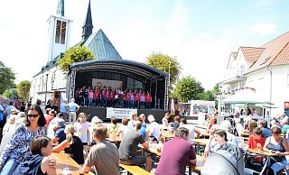 Die letzte Auflage der "Summertime" auf dem Holter Kirchplatz war 2019 gut besucht. - Karin Prignitz Die letzte Auflage der "Summertime" auf dem Holter Kirchplatz war 2019 gut besucht. - Karin Prignitz