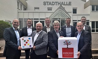 Sascha Hofmann (v. l.), Michael Meier, Martin Knorrenschild, Heinrich Gabriel, Hermann Temme, Jens Härtel, Michael Stolte und Jürgen Behlke laden in die Stadthalle ein. - Simone Flörke Sascha Hofmann (v. l.), Michael Meier, Martin Knorrenschild, Heinrich Gabriel, Hermann Temme, Jens Härtel, Michael Stolte und Jürgen Behlke laden in die Stadthalle ein. - Simone Flörke