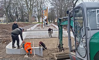 An dieser Stelle auf dem Höxteraner Wall entsteht im Moment ein Themen-Spielplatz für die kleinen Besucher der Landesgartenschau. - Yannick Sonntag An dieser Stelle auf dem Höxteraner Wall entsteht im Moment ein Themen-Spielplatz für die kleinen Besucher der Landesgartenschau. - Yannick Sonntag