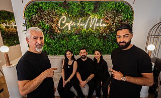 Ab dem 1. Juli wird Candogan Gündogdu (v. r.) das "Café de Mola" übernehmen - mit dabei sein neu aufgestelltes Team: Ibrahim Aytas (v. l)., Nergiz Celikel, Ahmet Celikel und Dicle Baykara. - Mike-Dennis Müller / www.mdm.photo Ab dem 1. Juli wird Candogan Gündogdu (v. r.) das "Café de Mola" übernehmen - mit dabei sein neu aufgestelltes Team: Ibrahim Aytas (v. l)., Nergiz Celikel, Ahmet Celikel und Dicle Baykara. - Mike-Dennis Müller / www.mdm.photo