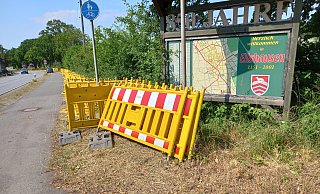 Ab Montag wird die Bünder Straße ab der Adlerstraße bis zum Kreisel an der Eilshauser Kirche gesperrt. Die Absperrelemente stehen schon bereit. - Björn Kenter Ab Montag wird die Bünder Straße ab der Adlerstraße bis zum Kreisel an der Eilshauser Kirche gesperrt. Die Absperrelemente stehen schon bereit. - Björn Kenter
