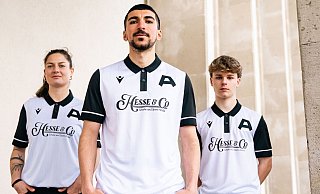 Rieke Tolkmitt (Spielerin der DSC-Frauenmannschaft), Nassim Boujellab (DSC-Profi) und Fabio Böhl (Spieler der U16, v.l.) präsentieren das Sondertrikot für das Spiel gegen Rot-Weiss Essen. - Arminia Bielefeld Rieke Tolkmitt (Spielerin der DSC-Frauenmannschaft), Nassim Boujellab (DSC-Profi) und Fabio Böhl (Spieler der U16, v.l.) präsentieren das Sondertrikot für das Spiel gegen Rot-Weiss Essen. - Arminia Bielefeld