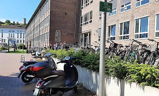 Kein Platz fürs Vespas und Co.: Auch vor dem Gymnasium am Waldhof am Park der Menschenrechte bekamen Rollerfahrer immer wieder Knöllchen. - NW Kein Platz fürs Vespas und Co.: Auch vor dem Gymnasium am Waldhof am Park der Menschenrechte bekamen Rollerfahrer immer wieder Knöllchen. - NW