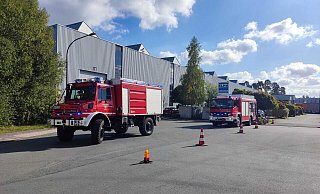 Die Feuerwehr musste in der Otto-Hahn-Straße auf dem Dach löschen. Foto: Feuerwehr Hövelhof - Feuerwehr Hövelhof Die Feuerwehr musste in der Otto-Hahn-Straße auf dem Dach löschen. Foto: Feuerwehr Hövelhof - Feuerwehr Hövelhof