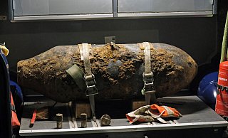 250 Kilogramm wiegt jede der beiden gefundenen Fliegerbomben. Nun müssen sie aufgeschnitten und der enthaltene Sprengstoff entsorgt werden. - Thorsten Gödecker 250 Kilogramm wiegt jede der beiden gefundenen Fliegerbomben. Nun müssen sie aufgeschnitten und der enthaltene Sprengstoff entsorgt werden. - Thorsten Gödecker