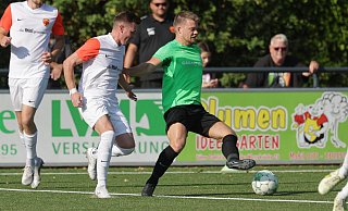 Der TuS Lohe hatte gegen Detmold nicht die geringste Chance. Thomas Stirz (Detmold), Dominik Flaake (Lohe). - Benjamin Bueschenfeld | benjamin@sportfoto-owl.de Der TuS Lohe hatte gegen Detmold nicht die geringste Chance. Thomas Stirz (Detmold), Dominik Flaake (Lohe). - Benjamin Bueschenfeld | benjamin@sportfoto-owl.de