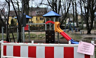 Der Spielplatz Maiwiese in Enger ist derzeit gesperrt. Ein Baum in der Nachbarschaft droht umzustürzen. - Stadt Enger Der Spielplatz Maiwiese in Enger ist derzeit gesperrt. Ein Baum in der Nachbarschaft droht umzustürzen. - Stadt Enger