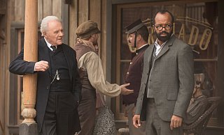Anthony Hopkins als Dr. Ford (l.) und Jeffrey Wright als Bernard Lowe diskutieren im Themenpark "Westworld" der gleichnamigen HBO-Serie. Zu sehen unter anderem im Streaming bei WOW (Sky). - © HBO Anthony Hopkins als Dr. Ford (l.) und Jeffrey Wright als Bernard Lowe diskutieren im Themenpark "Westworld" der gleichnamigen HBO-Serie. Zu sehen unter anderem im Streaming bei WOW (Sky). - © HBO