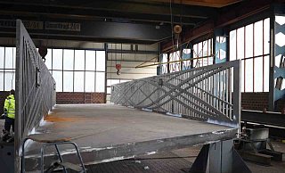 Die geschwungenen Druck- und Zugbänder an der Brüstung sind charakteristisch für die neue Rad- und Fußgängerbrücke über die Dalke und den Westring. - Stadt Gütersloh Die geschwungenen Druck- und Zugbänder an der Brüstung sind charakteristisch für die neue Rad- und Fußgängerbrücke über die Dalke und den Westring. - Stadt Gütersloh