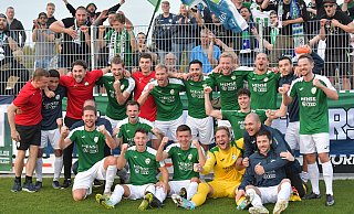Der siegreiche FC Gütersloh feiert seinen Erfolg mit den mitgereisten Fans in Rhynern. - Jens Dünhölter Der siegreiche FC Gütersloh feiert seinen Erfolg mit den mitgereisten Fans in Rhynern. - Jens Dünhölter