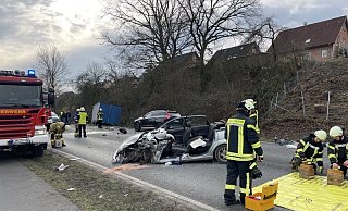 Auf der B 239 sind ein Ford Focus und der Lastwagen einer Glaserei aus dem Kreis Herford zusammengestoßen. - Freitag TV Auf der B 239 sind ein Ford Focus und der Lastwagen einer Glaserei aus dem Kreis Herford zusammengestoßen. - Freitag TV